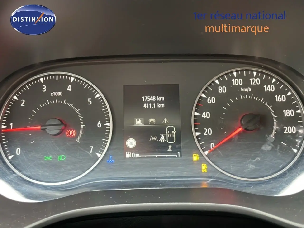 Vue rapprochée du tableau de bord du Dacia Jogger kaki lichen, affichant le compteur et l'odomètre numérique.