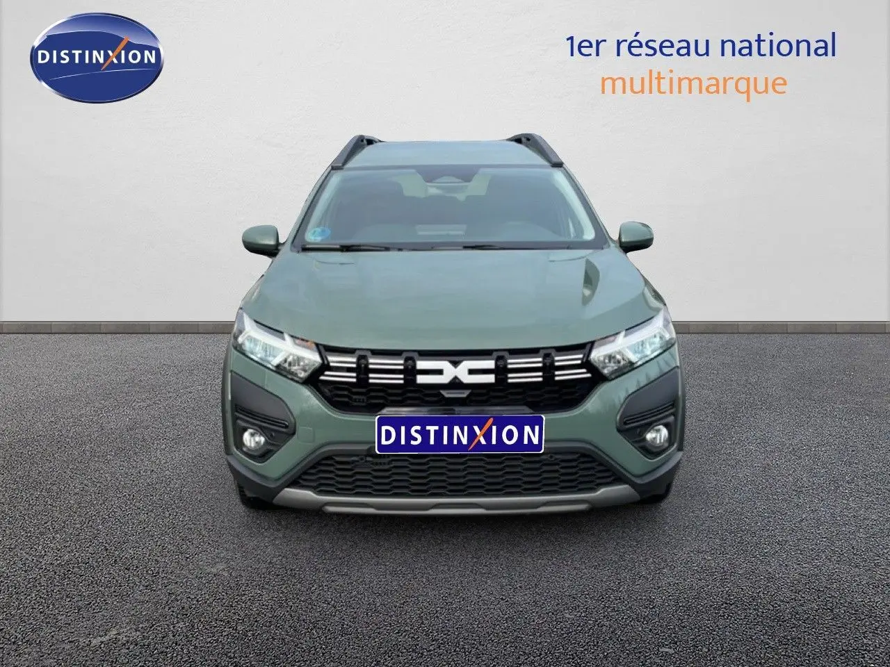 Vue avant d'une Dacia Jogger 2025 kaki lichen avec calandre noire et feux LED allumés.