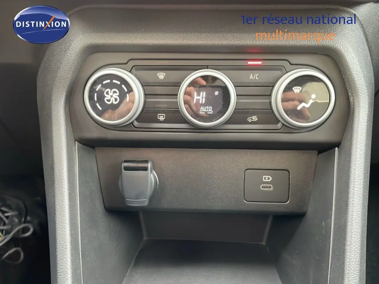 Vue rapprochée du tableau de bord central du Dacia Jogger 2025 avec commandes de climatisation et prises USB.