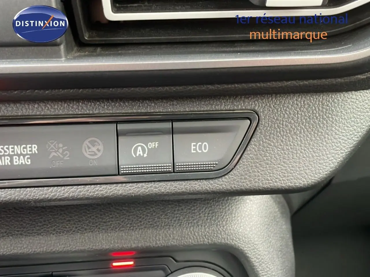 Gros plan sur les commandes ECO et désactivation du start-stop du tableau de bord intérieur du Dacia Jogger kaki lichen.