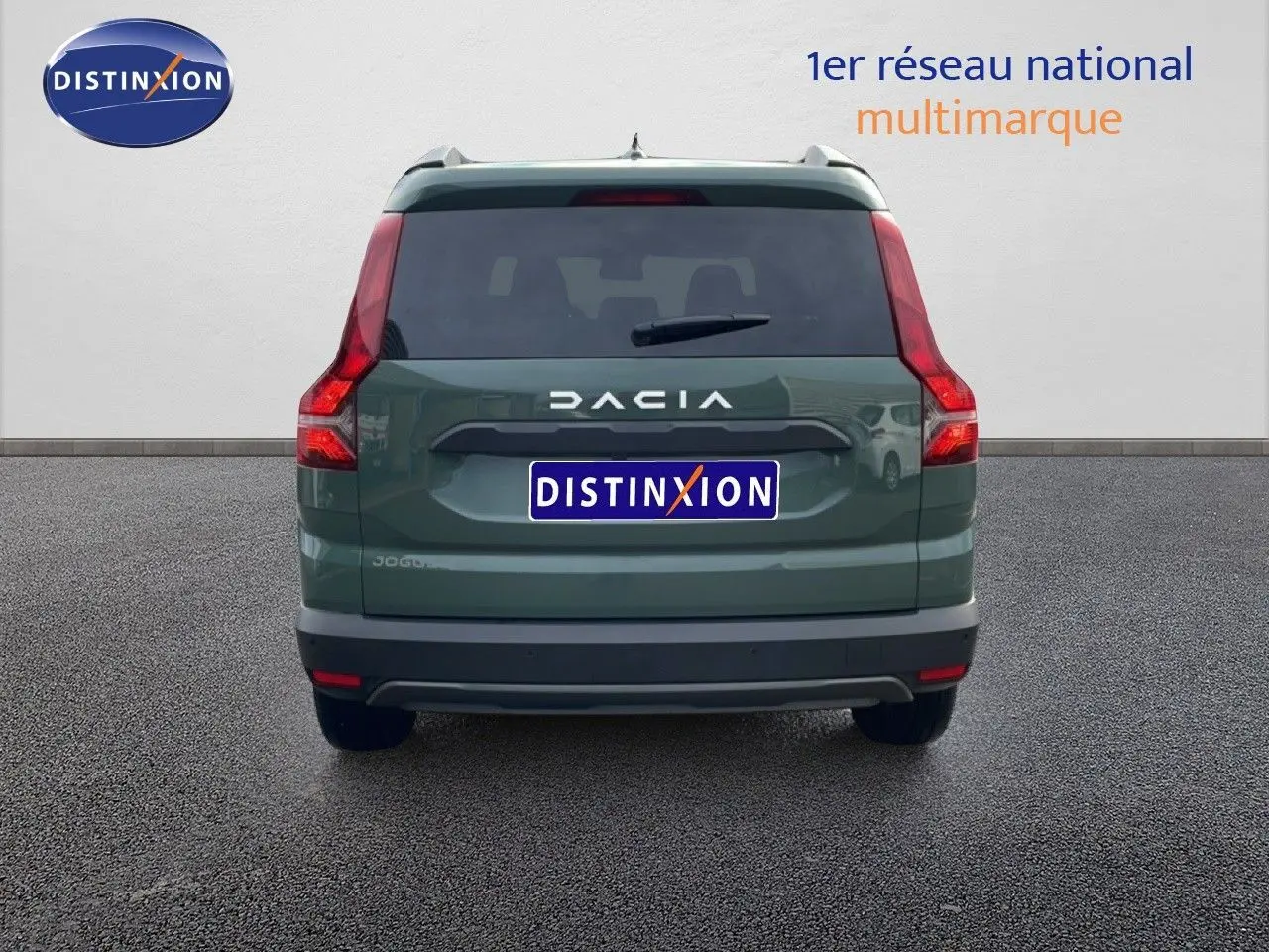 Vue arrière du Dacia Jogger 2025 en kaki lichen, avec feux arrière verticaux et logo DACIA bien visible.