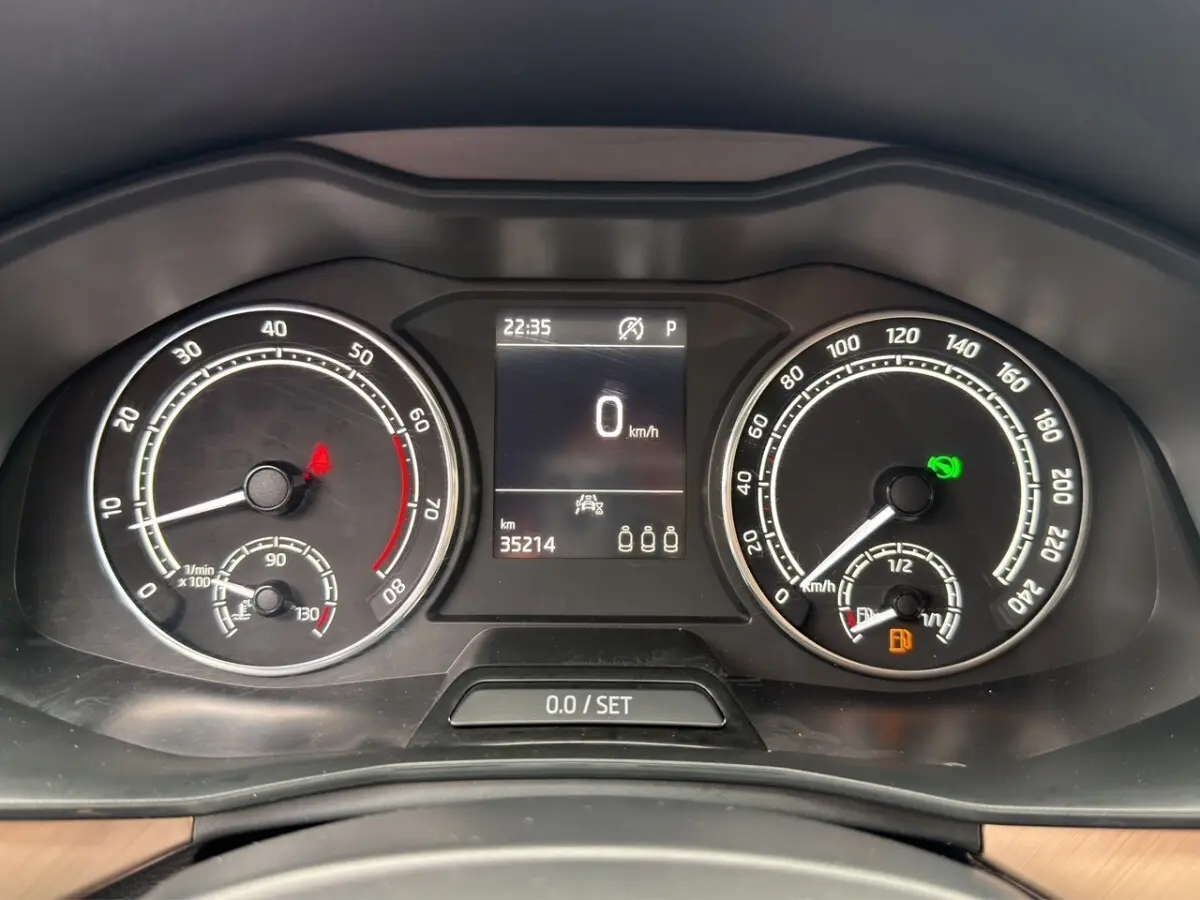 Combiné d'instruments numérique et analogique du Skoda Kamiq 1.5 TSI 2023, affichage vitesse et jauge essence.