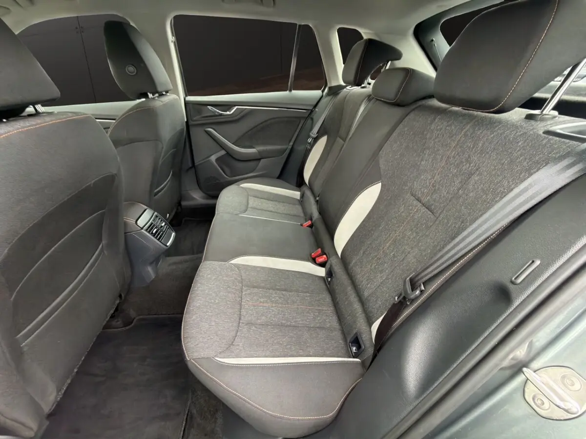 Vue intérieure côté droit des sièges arrière gris foncé et tissu bicolore du Skoda Kamiq 2023.
