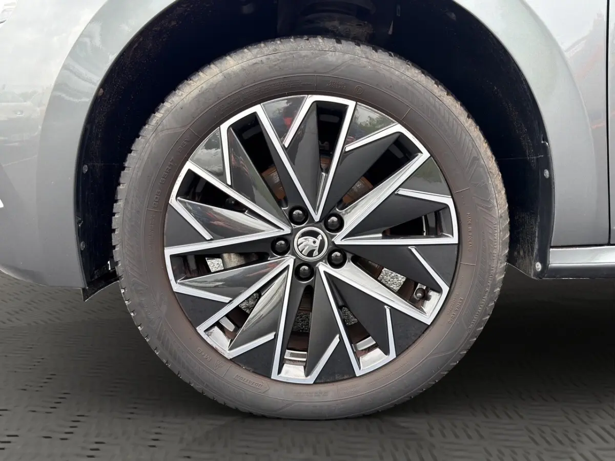 Gros plan sur la jante bi-ton noire et argent du côté gauche d’un Skoda Kamiq gris foncé 2023.