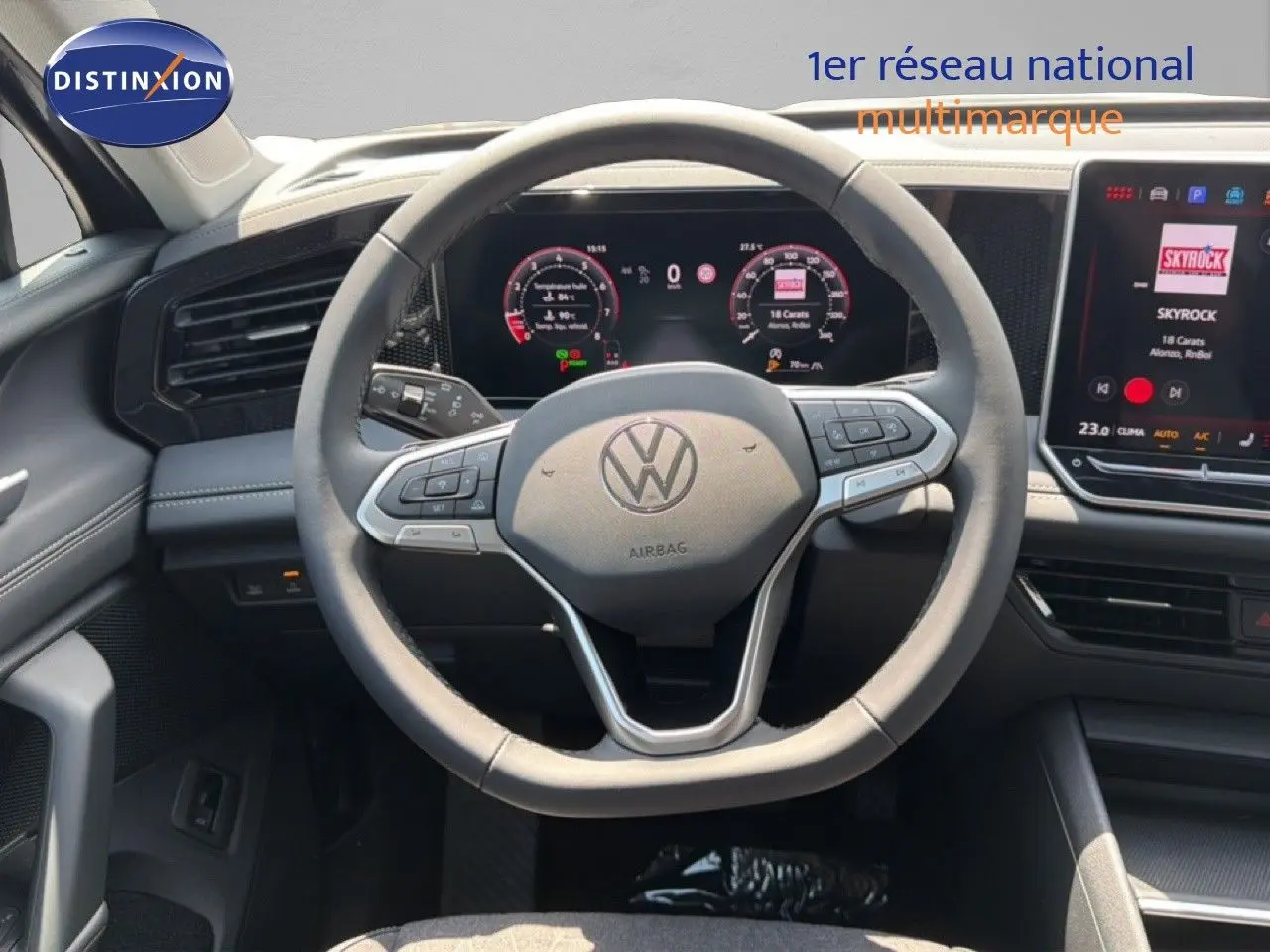 Vue intérieure centrée sur le volant gris clair et le tableau de bord numérique du Volkswagen Tiguan 2026.