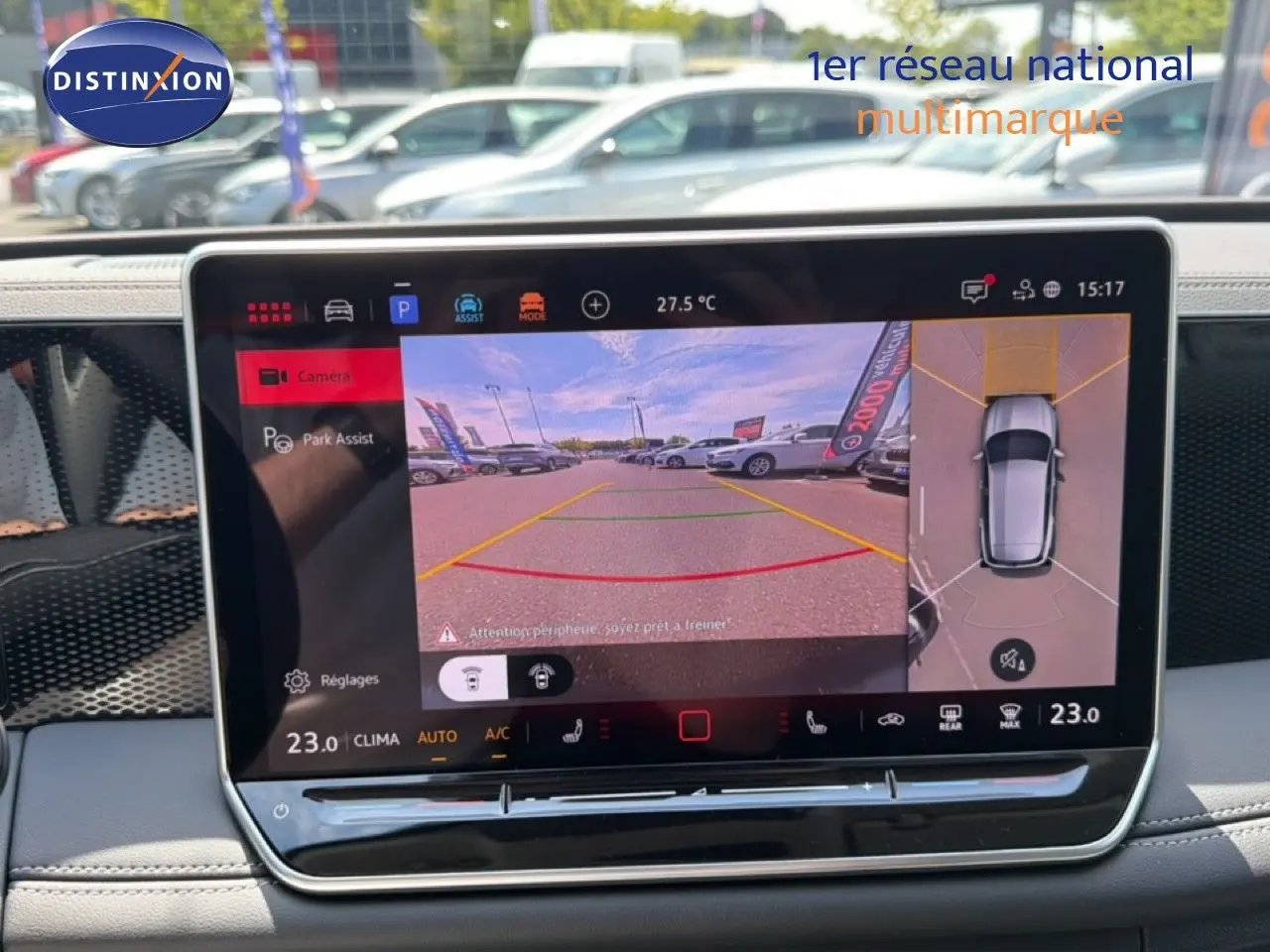 Écran tactile intérieur affichant la caméra de recul et la vue 360° du Volkswagen Tiguan gris dauphin métal, tableau de bord moderne.