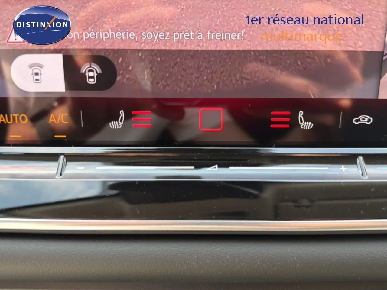 Détail de la console centrale tactile du Volkswagen Tiguan gris dauphin, affichant les commandes de climatisation et sièges chauffants.