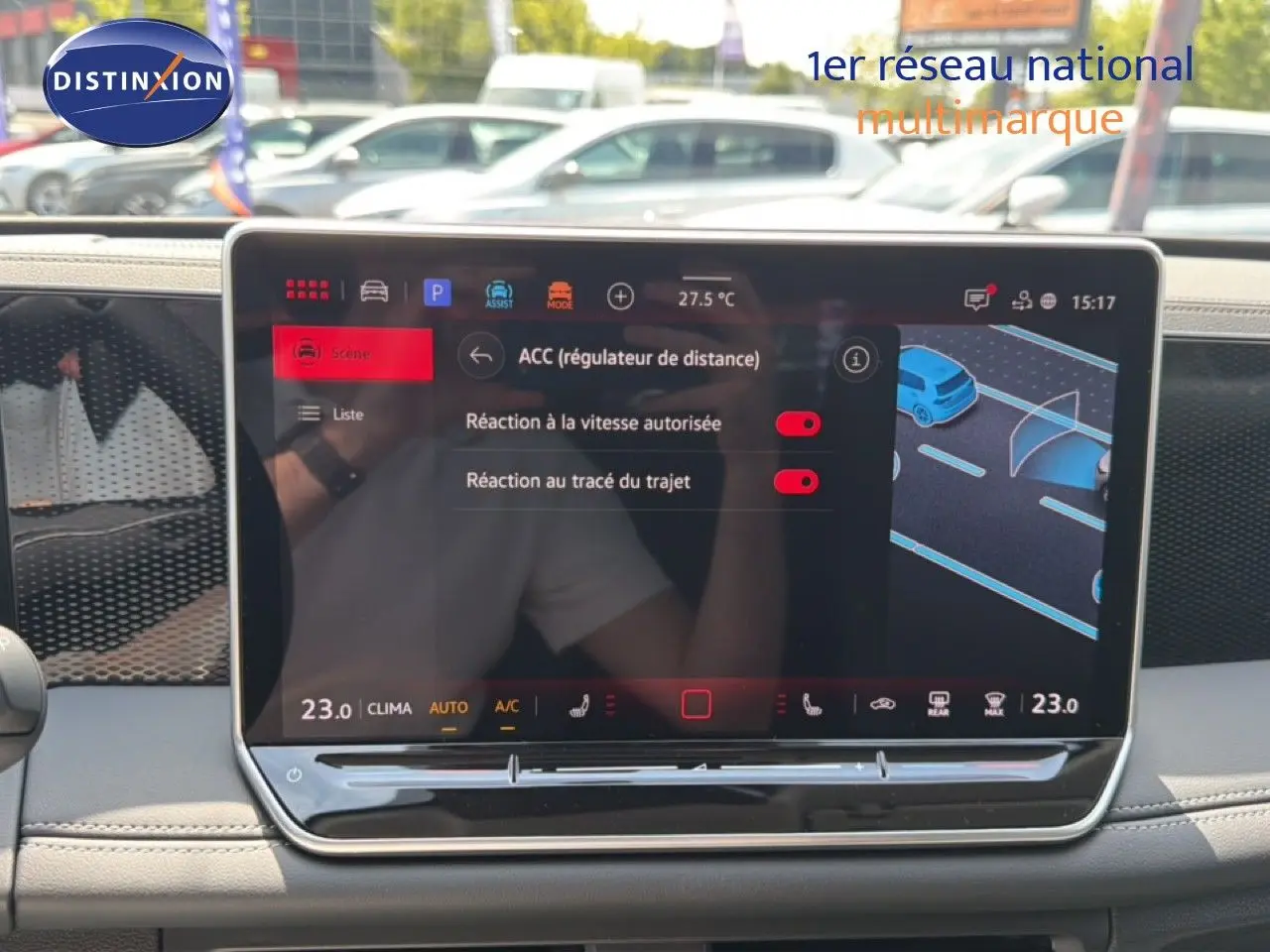 Écran tactile central du Volkswagen Tiguan 2026 affichant les réglages du régulateur de distance, intérieur gris dauphin métal.