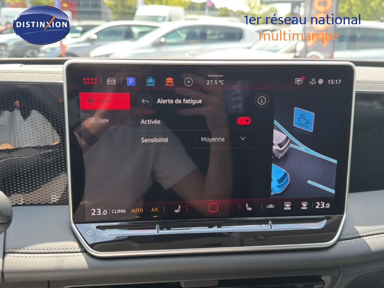 Écran tactile central du Volkswagen Tiguan 2026 affichant l'alerte de fatigue, avec tableau de bord gris et finition moderne.