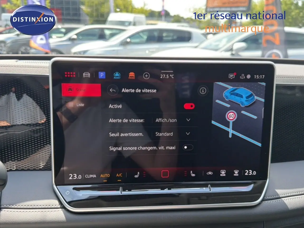 Écran tactile central du Volkswagen Tiguan 2026 affichant les réglages d’alerte de vitesse, intérieur gris clair.
