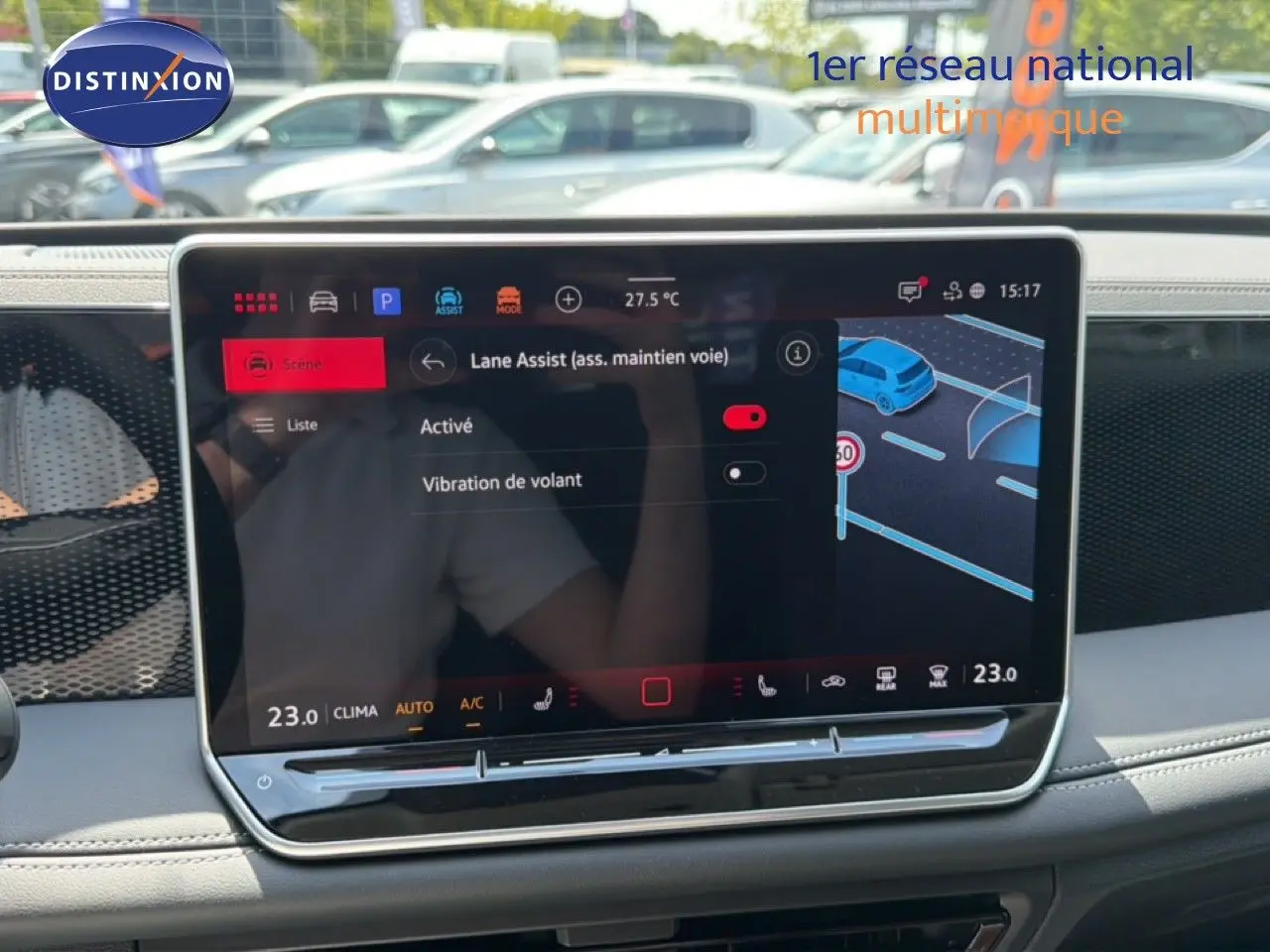 Écran tactile central du Volkswagen Tiguan 2026 affichant l'activation de l'assistance au maintien de voie.