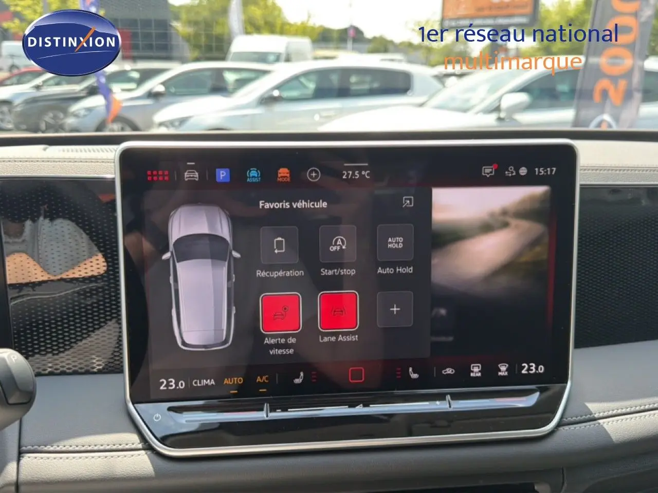 Écran tactile central du Volkswagen Tiguan gris dauphin, affichant les options d’assistance et la climatisation, vue intérieure frontale.