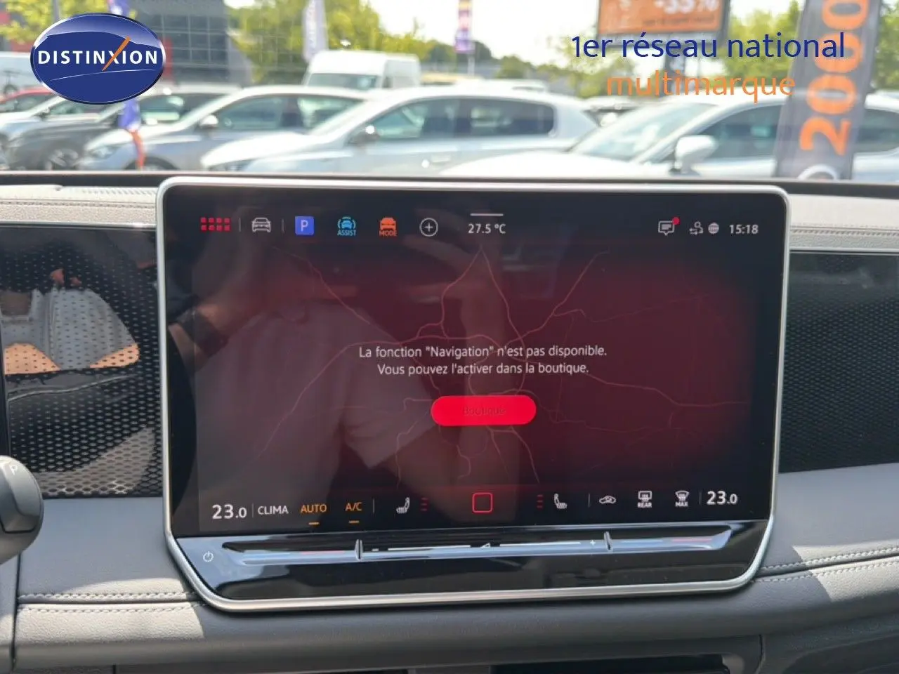 Écran tactile central du Volkswagen Tiguan gris dauphin, affichant un message de navigation non disponible, intérieur clair.