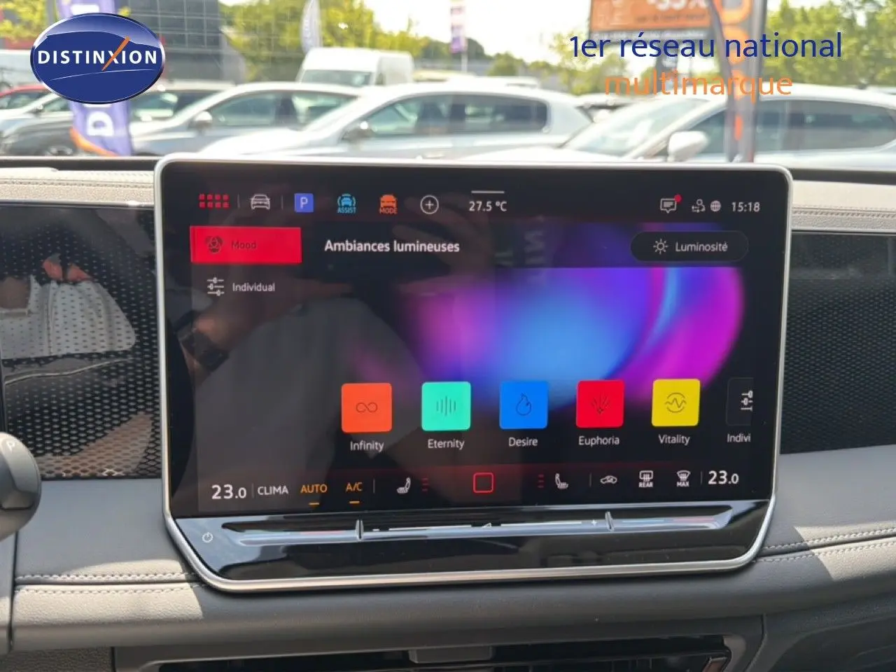 Écran tactile central du Volkswagen Tiguan 2026 affichant les options d’ambiances lumineuses, intérieur noir visible.
