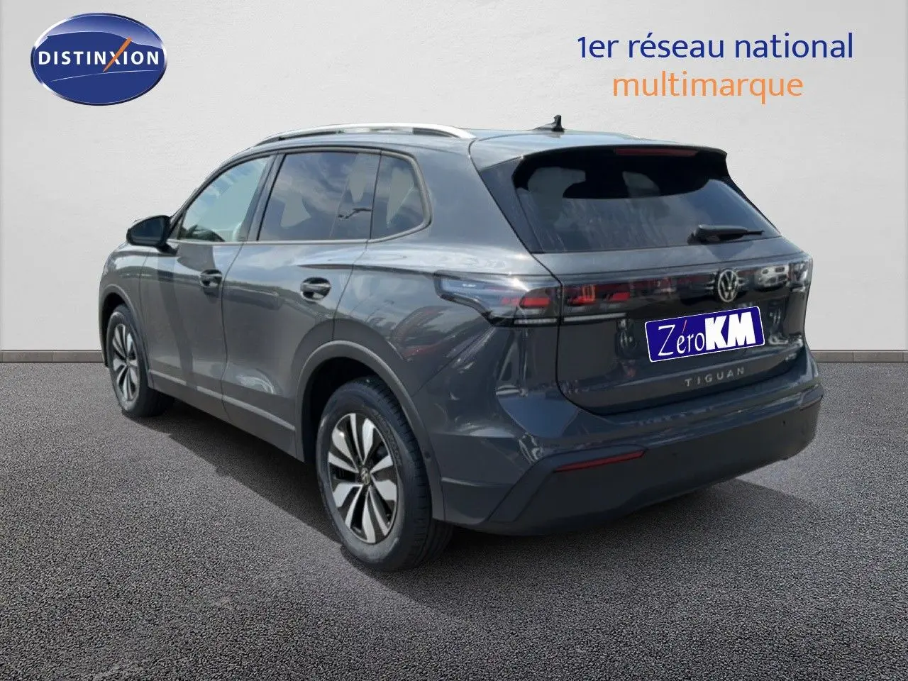 Volkswagen Tiguan gris dauphin métal vu en 3/4 arrière droit, avec feux arrière LED et jantes alliage.