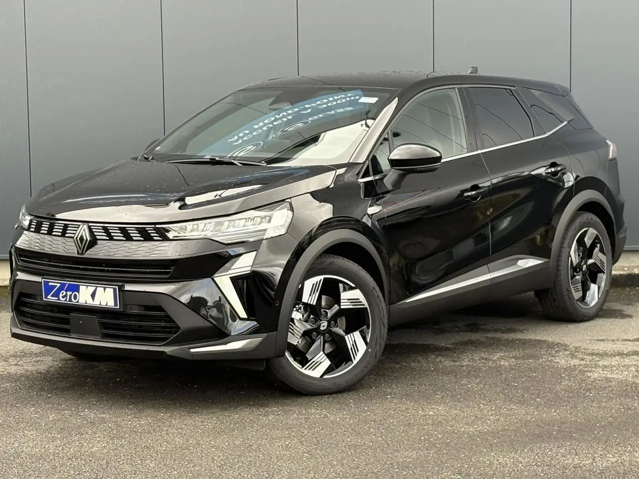 Renault Symbioz noir étoile en 3/4 avant droit, avec jantes 18 pouces et calandre distinctive Renault.