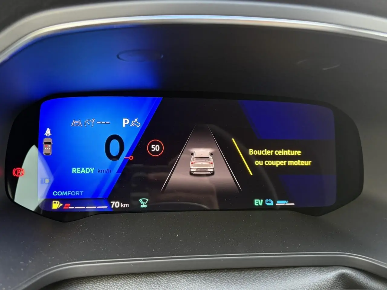 Tableau de bord numérique du Renault Symbioz 2025 affichant l'interface de conduite en mode confort et alertes de sécurité.