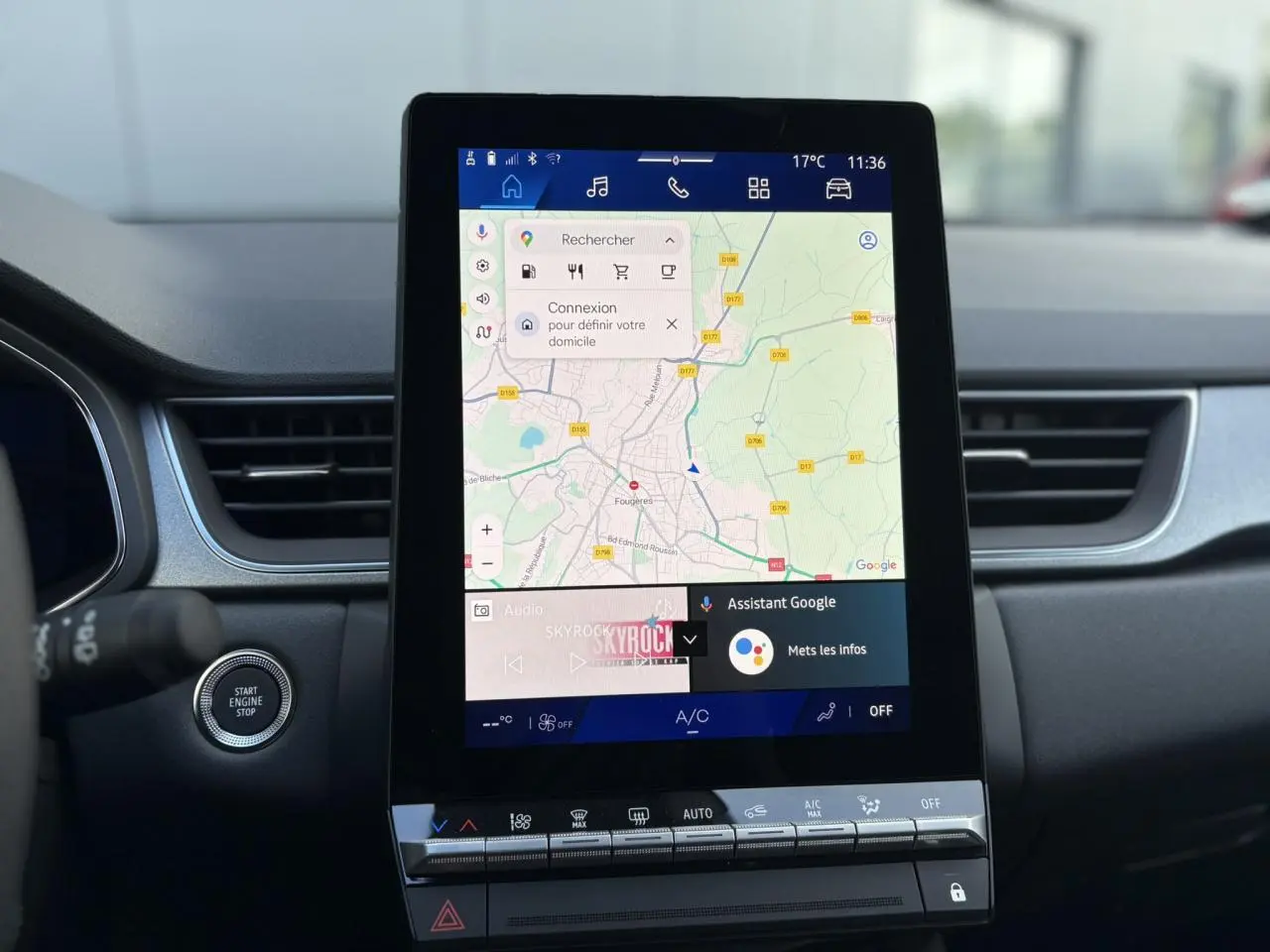 Vue rapprochée de l'écran tactile central noir affichant la navigation Google Maps dans l'habitacle du Renault Symbioz 2025.