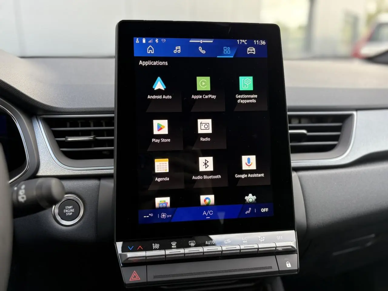 Écran tactile vertical du système Open R-Link 10" dans le tableau de bord du Renault Symbioz noir étoile, vue intérieure frontale.