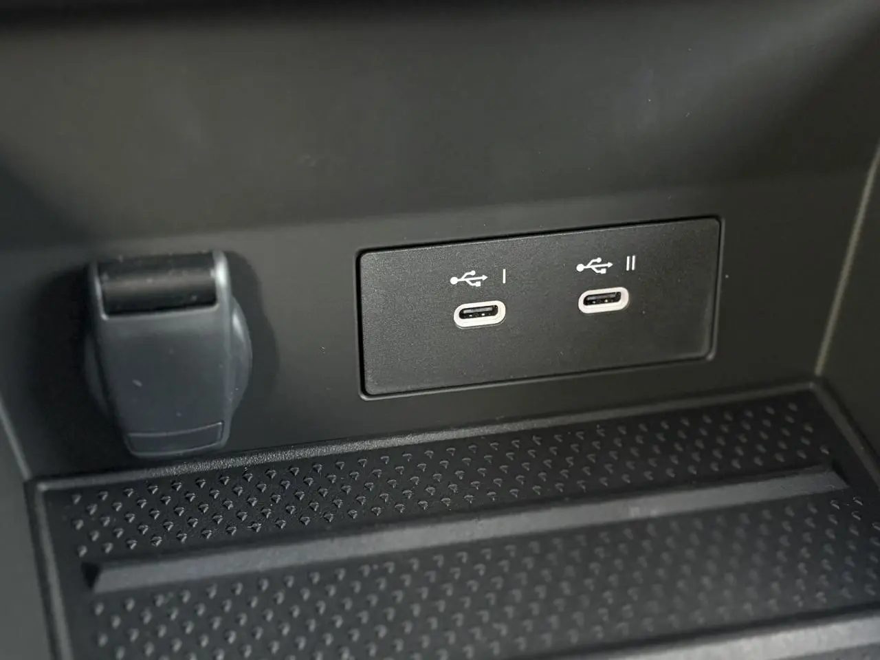 Gros plan sur les deux ports USB-C intégrés dans la console centrale du Renault SYMBIOZ noir étoile.