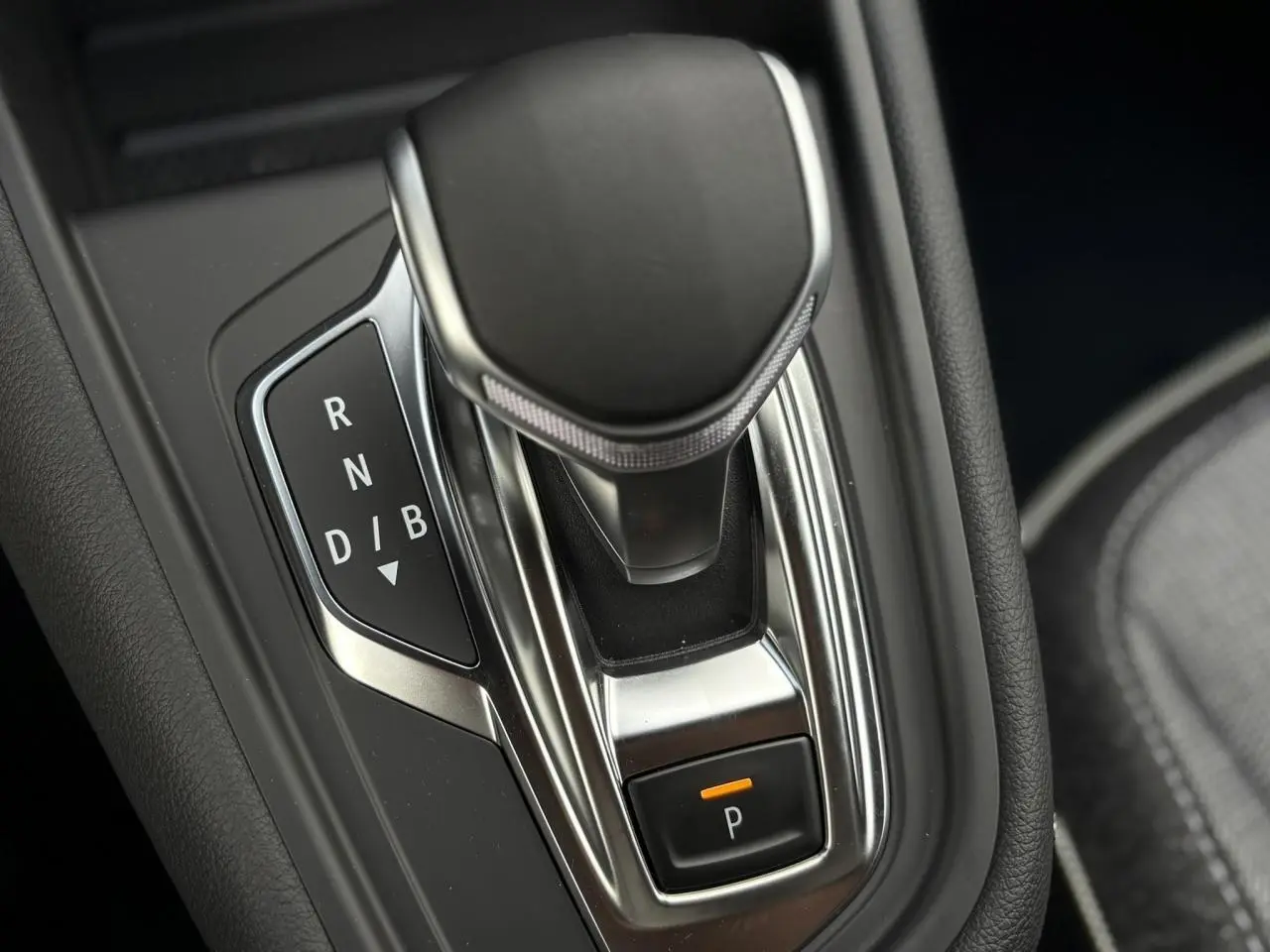Le levier de vitesses automatique noir et chrome de la Renault SYMBIOZ E-Tech Full Hybrid, vue rapprochée intérieure.