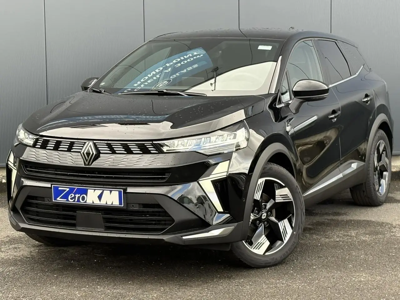 Renault Symbioz noir étoile en 3/4 avant droit, avec jantes 18 pouces et calandre chromée distinctive.