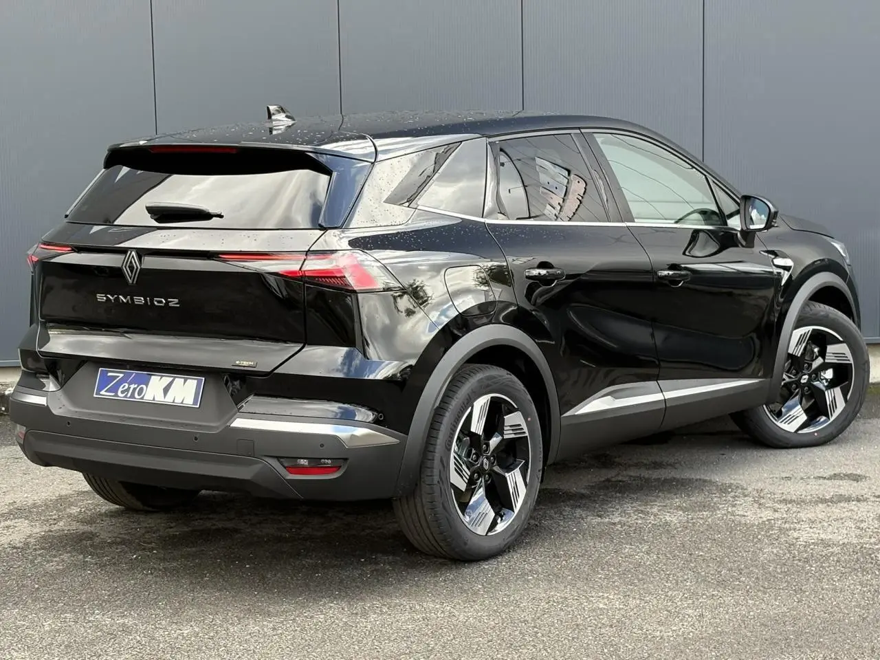 Vue 3/4 arrière droite du Renault SYMBIOZ noir étoile avec jantes 18 pouces et antenne requin noire brillante.