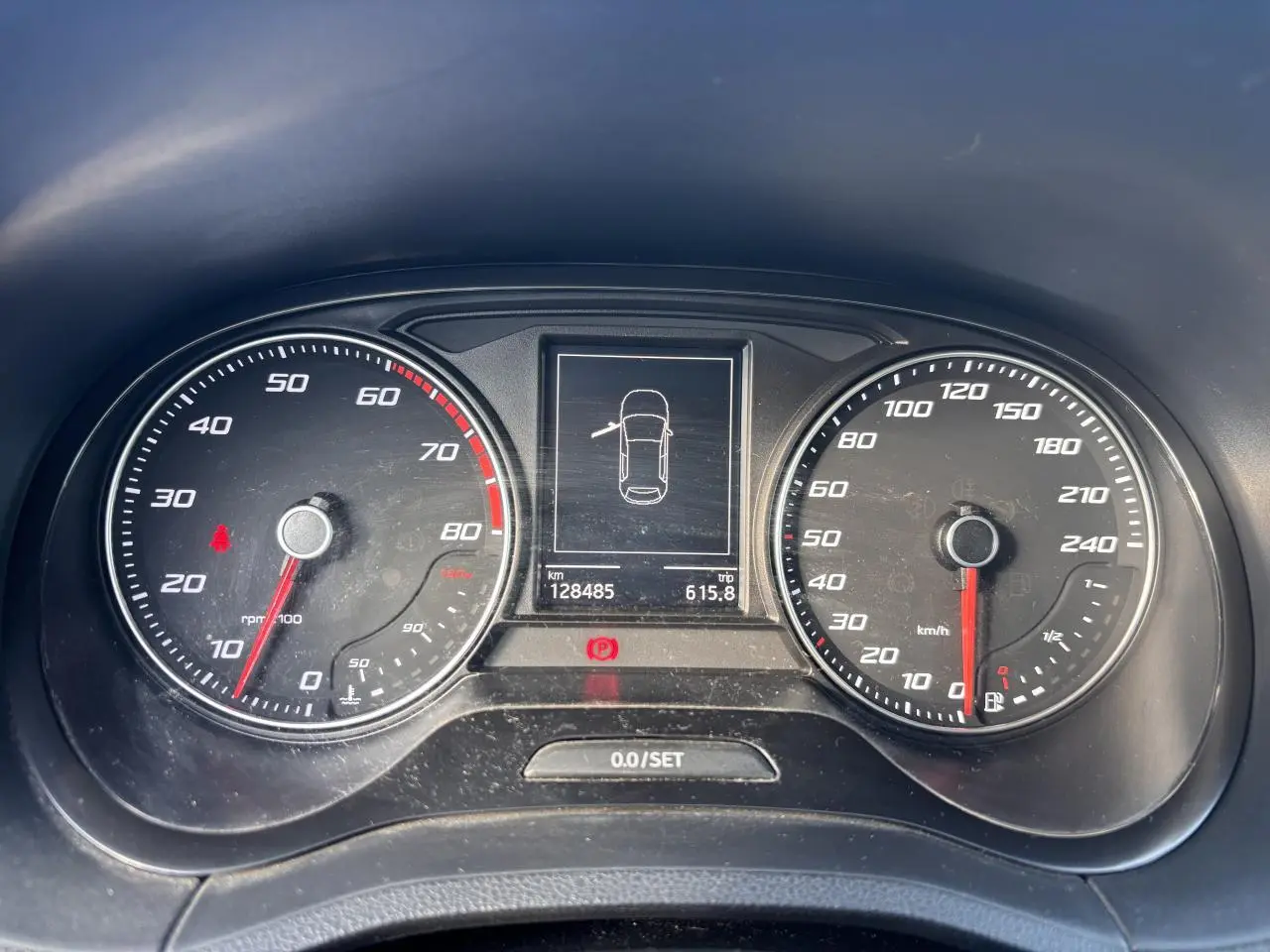 Gros plan sur le tableau de bord de la SEAT Ibiza 2016, affichant compte-tours, vitesse et indicateurs numériques.