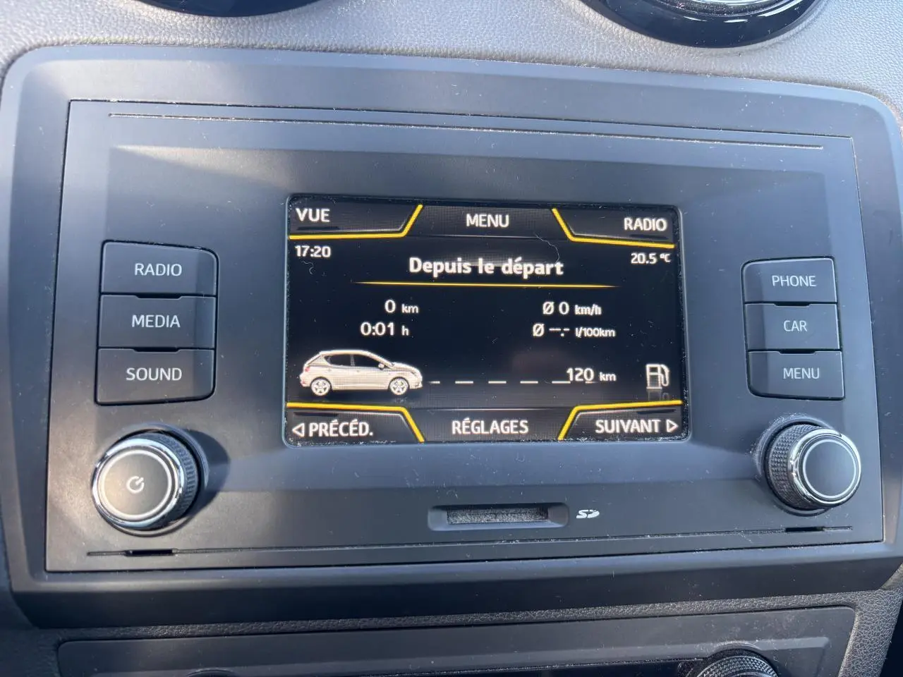 Écran central de la SEAT Ibiza 1.2 TSI 2016 affichant les réglages de trajet, entouré de boutons radio et menu.