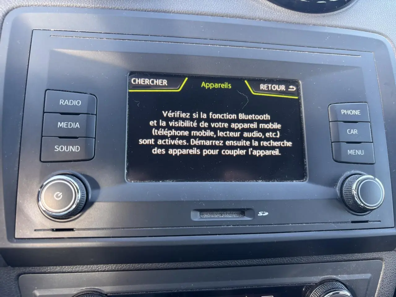 Écran central du système multimédia de la SEAT Ibiza 1.2 TSI 2016 avec menu Bluetooth affiché, boutons autour visibles.