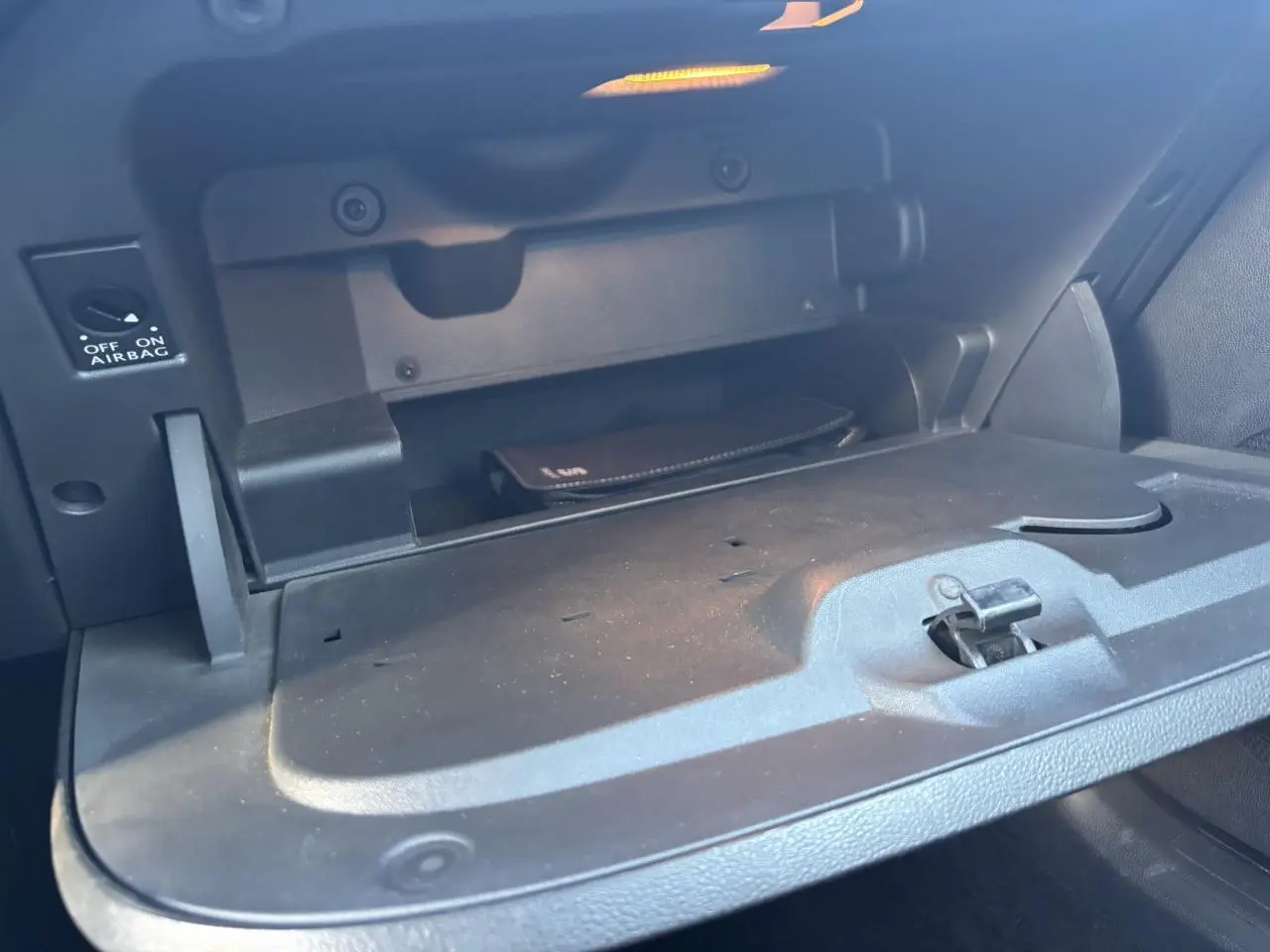 Gant de boîte à gants ouvert avec éclairage intérieur, montrant un manuel dans une SEAT IBIZA rouge clair 2016.