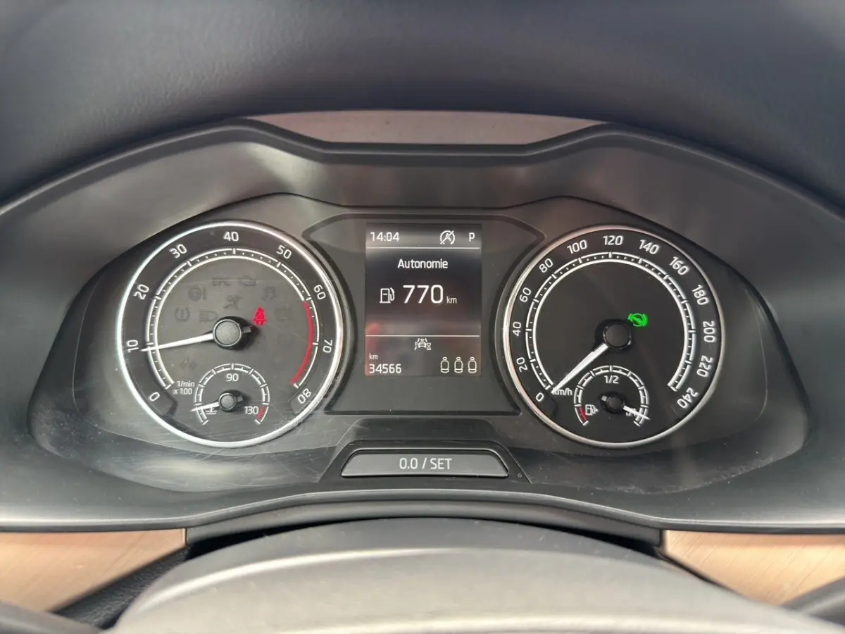 Vue intérieure centrée sur le volant cuir multifonctions du Skoda Kamiq 2023 avec tableau de bord digital.