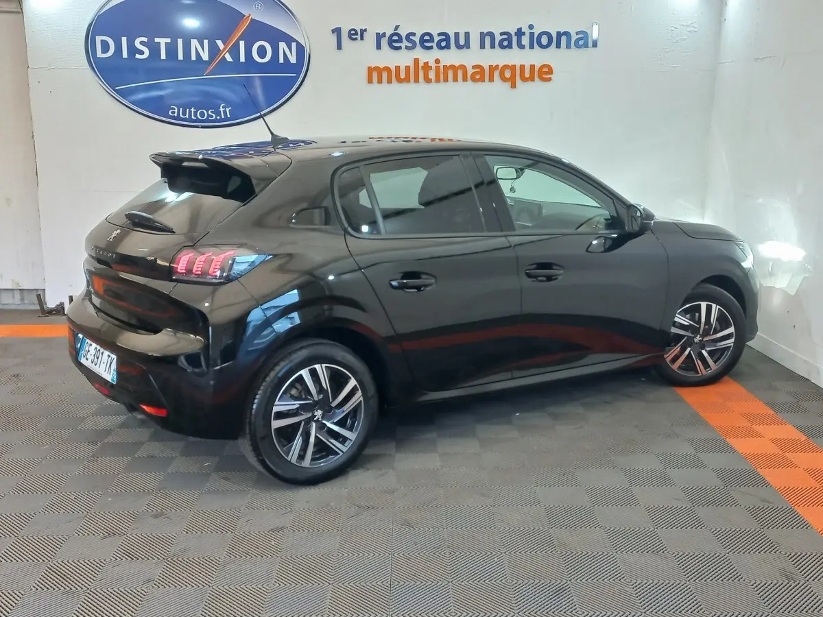 Peugeot 208 noire vue de trois quarts arrière droit, avec feux arrière LED et jantes alliage distinctives.