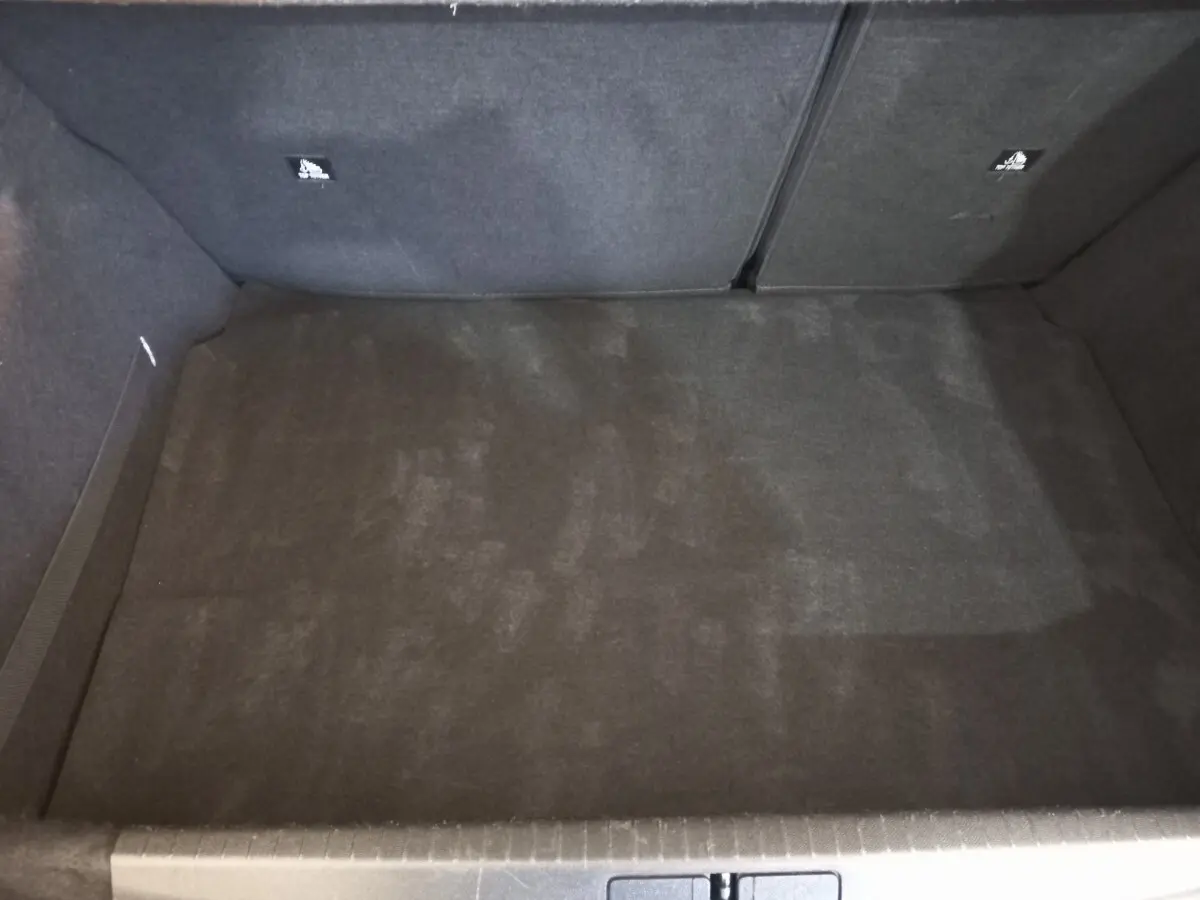 Vue intérieure du coffre spacieux et tapissé en tissu gris foncé du Peugeot 208 PureTech 100 S&S EAT8 Allure Pack 2022 noir.