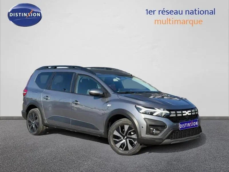 Dacia Jogger gris Schiste métallisé en 3/4 avant droit, break 7 places avec toit noir et jantes alliage.