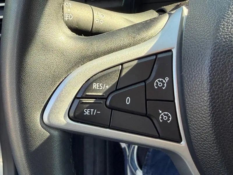Gros plan sur les commandes de régulateur de vitesse au volant d’un Dacia Jogger gris Schiste métallisé, version 2025.