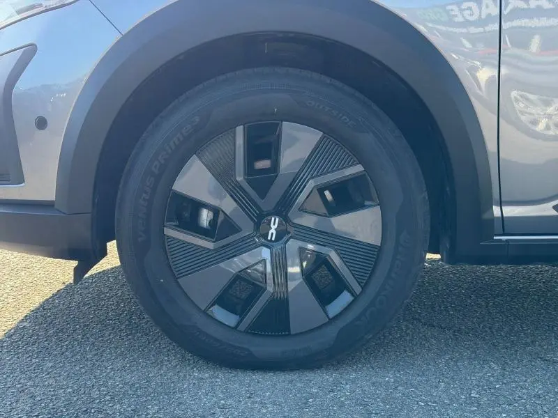 Gros plan sur la roue avant gauche du Dacia Jogger 2025 gris schiste métallisé avec jante au design moderne bicolore.