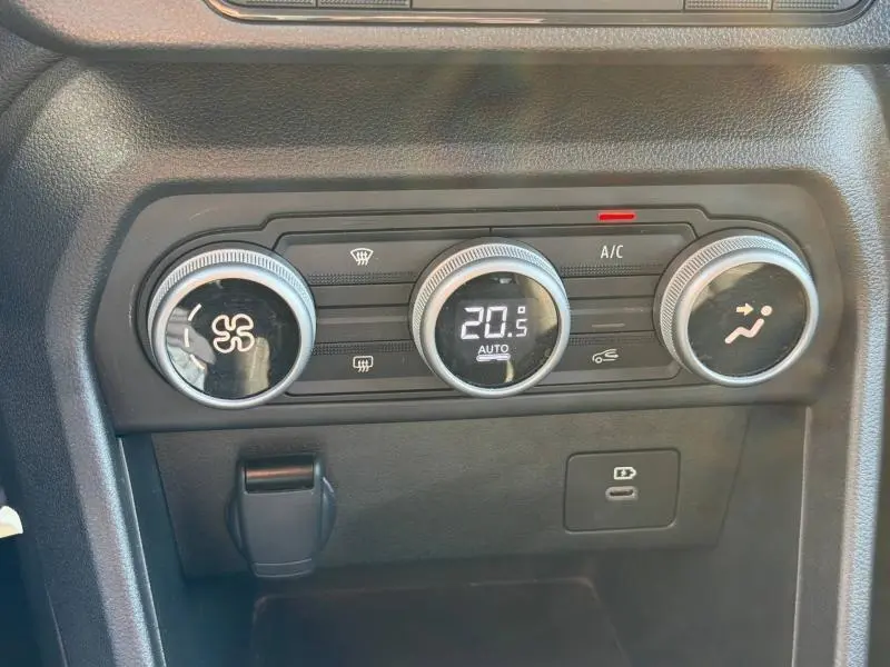 Panneau de commande de climatisation avec réglage digital à 20,5°C dans un Dacia Jogger gris Schiste 2025.