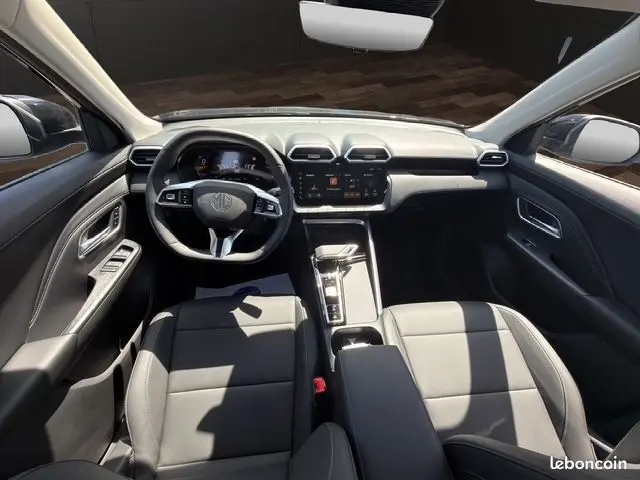 Vue intérieure côté conducteur du MG ZS 1.5 L Hybrid+ 2026, sièges cuir noirs et tableau de bord moderne.