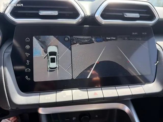 Vue intérieure du tableau de bord et console centrale du MG ZS 1.5 L Hybrid+ 2026, avec écran tactile et levier de vitesse automatique.
