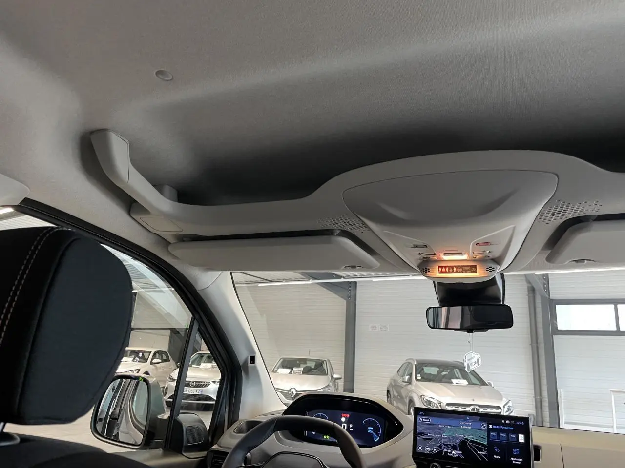 Vue intérieure avant du Peugeot Rifter gris Artense, montrant le volant cuir multifonction et l'écran tactile 10 pouces.