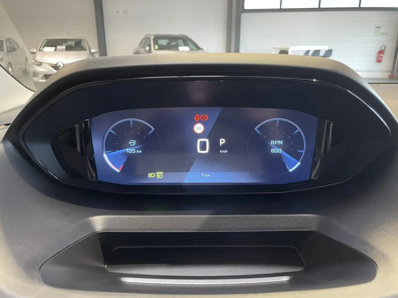 Vue rapprochée du combiné numérique 10 pouces du Peugeot Rifter 2026 affichant vitesse, RPM et autonomie.