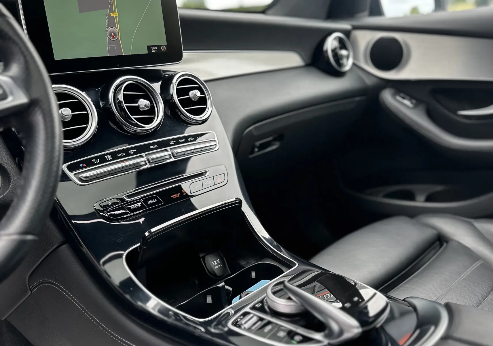 Intérieur du Mercedes GLC Coupé 250 D Fascination 2018, vue côté passager avec console centrale brillante et écran GPS.