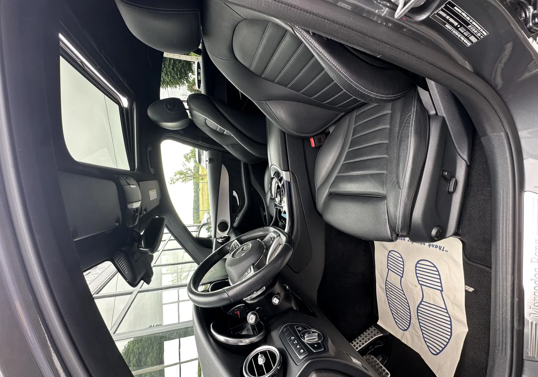 Intérieur noir cuir du Mercedes GLC Coupé 250 D 2018, vue côté conducteur avec toit ouvrant panoramique.