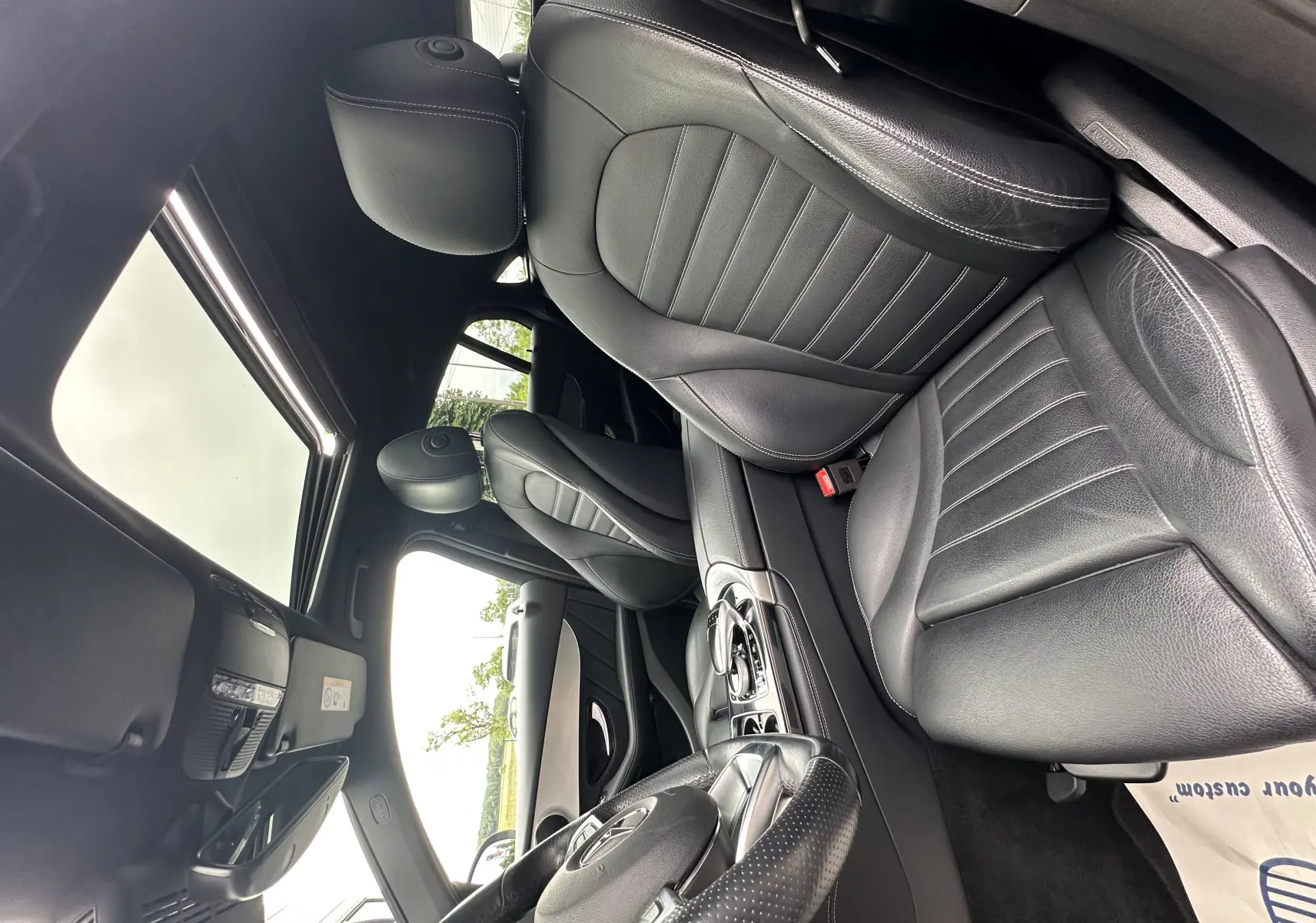 Intérieur noir cuir du Mercedes GLC Coupé 250 D Fascination 4MATIC 2018, vue côté conducteur avec toit ouvrant panoramique.