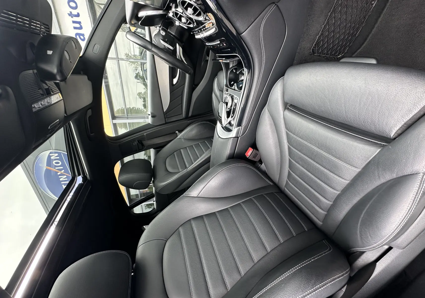 Intérieur noir cuir de la Mercedes GLC Coupé 250 D Fascination 4MATIC 2018, vue côté conducteur avec console centrale brillante.