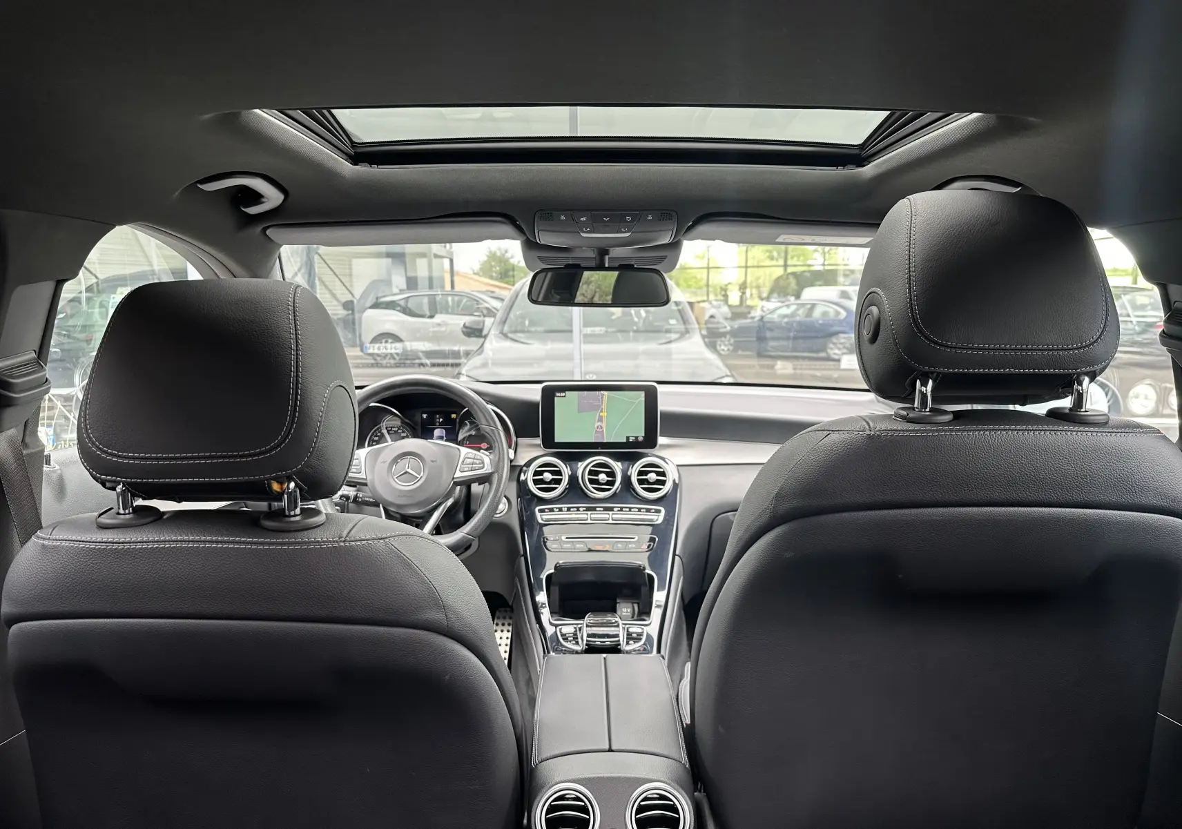 Vue intérieure arrière du Mercedes GLC Coupé 250 D Fascination 4MATIC 2018 avec sièges cuir noirs et toit ouvrant panoramique.