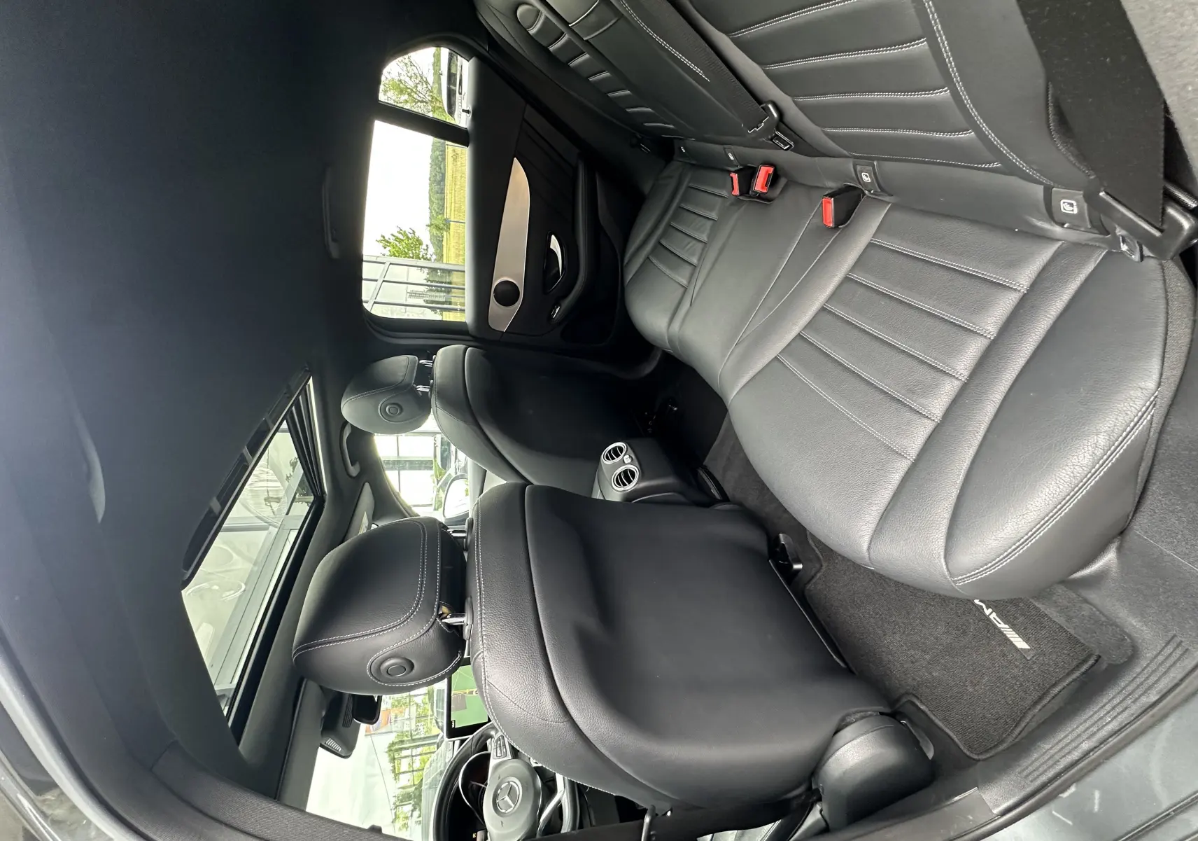 Vue intérieure arrière droite du Mercedes GLC Coupé 250 D Fascination 4MATIC 2018 avec sièges en cuir noir et toit ouvrant.