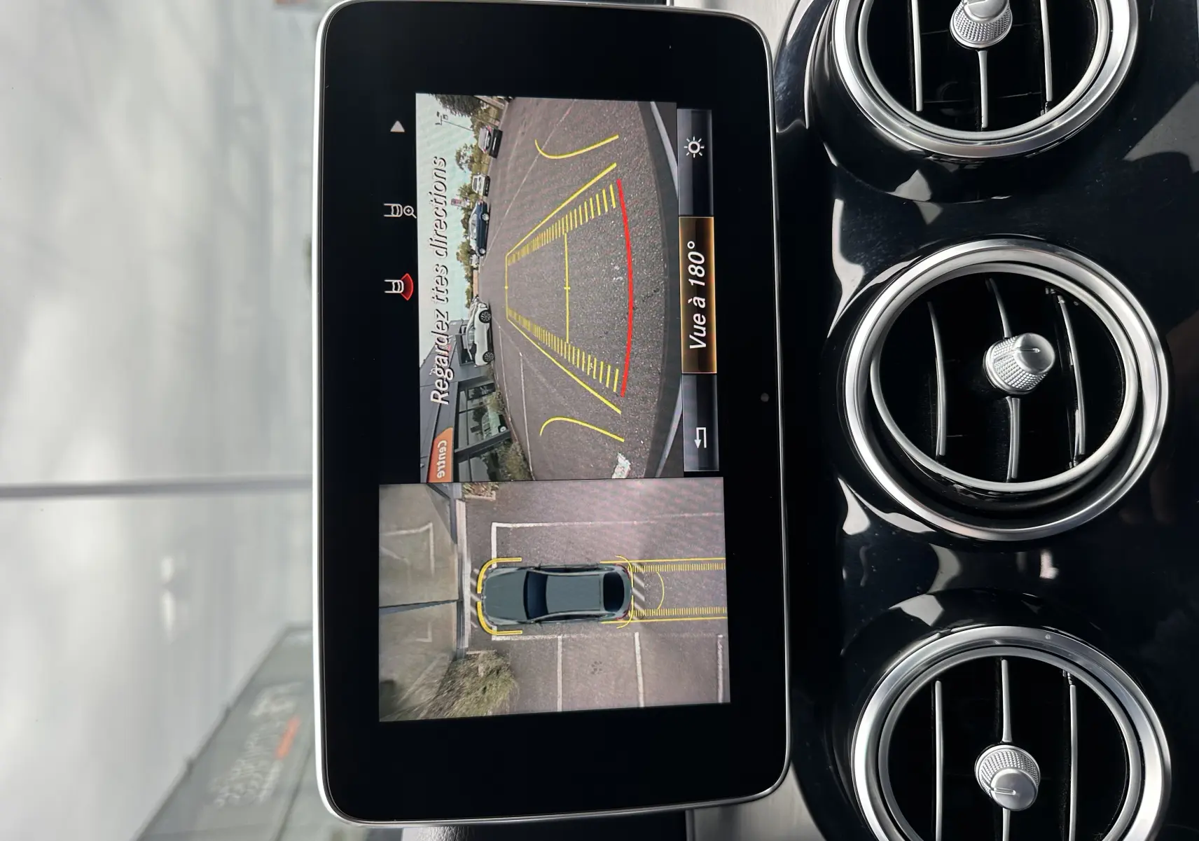 Écran multimédia du Mercedes GLC Coupé gris foncé de 2018 montrant la caméra de recul et la vue à 180° du stationnement.