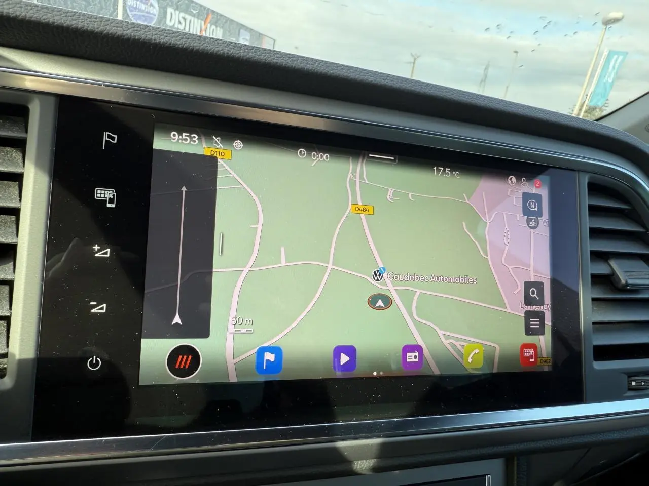 Écran tactile central du SEAT Ateca gris graphite 2023 affichant la navigation GPS en extérieur lumineux